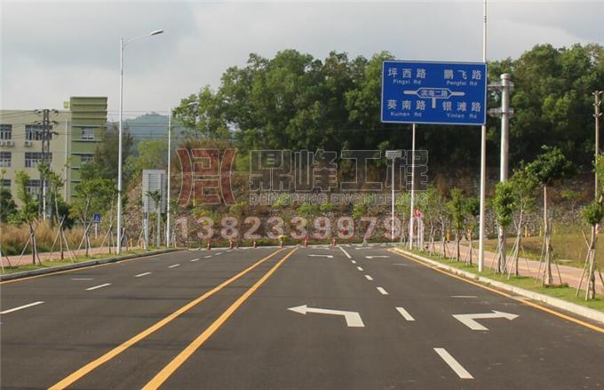 龙岗银滩路标线工程道路划线,公路划线,停车场划线,车位划线,马路划线,热熔划线,热熔标线,反光划线,交通划线,震荡标线,高速划线,划线施工队,划线报价,划线价格--深圳鼎峰交通工程有限公司