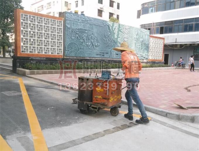 深圳铁岗社区停车场标线工程,道路划线,公路划线,停车场划线,车位划线,马路划线,热熔划线,热熔标线,反光划线,交通划线,震荡标线,高速划线,划线施工队,划线报价,划线价格--深圳鼎峰交通工程有限公司