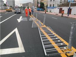 深圳市龙华新区观澜章阁路乙型护栏安装,道路划线,公路划线,停车场划线,车位划线,马路划线,热熔划线,热熔标线,反光划线,交通划线,震荡标线,高速划线,划线施工队,划线报价,划线价格--深圳鼎峰交通工程有限公司