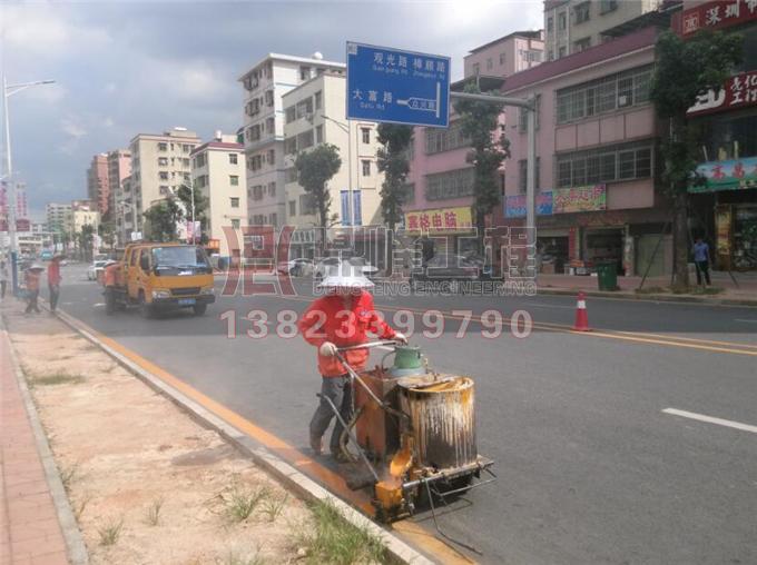 深圳市章阁路热熔标线翻新施工现场,道路划线,公路划线,停车场划线,车位划线,马路划线,热熔划线,热熔标线,反光划线,交通划线,震荡标线,高速划线,划线施工队,划线报价,划线价格--深圳鼎峰交通工程有限公司