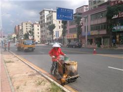 深圳市章阁路热熔标线翻新施工现场,道路划线,公路划线,停车场划线,车位划线,马路划线,热熔划线,热熔标线,反光划线,交通划线,震荡标线,高速划线,划线施工队,划线报价,划线价格--深圳鼎峰交通工程有限公司