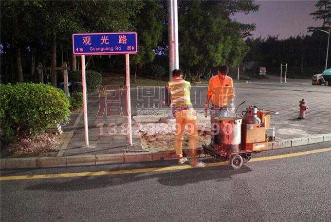 深圳光明观光路热熔标线施工,道路划线,公路划线,停车场划线,车位划线,马路划线,热熔划线,热熔标线,反光划线,交通划线,震荡标线,高速划线,划线施工队,划线报价,划线价格--深圳鼎峰交通工程有限公司