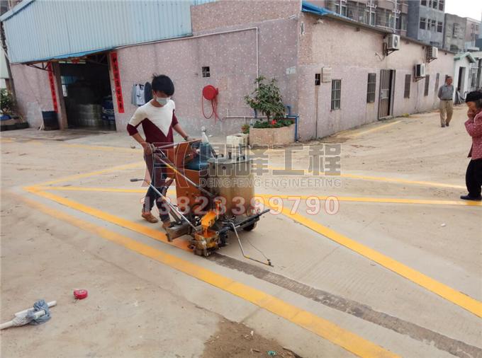 东莞黄江星光村道路划线工程|道路划线|停车场设计划线|车位划线|热熔标线|划线施工队|划线价格方案|深圳鼎峰交通工程有限公司