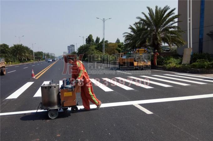 雷州雷南大道划线施工中|道路划线|停车场设计划线|车位划线|热熔标线|划线施工队|划线价格方案|深圳鼎峰交通工程有限公司