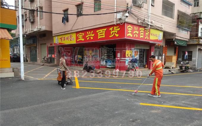 深圳公明塘下涌社区道路停车位划线