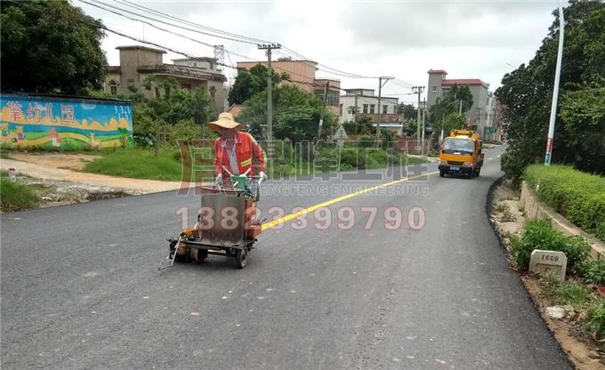 湛江X669县道机场至疏港大道段划线工程|道路划线|停车场设计划线|车位划线|热熔标线|划线施工队|划线价格方案|深圳鼎峰交通工程有限公司