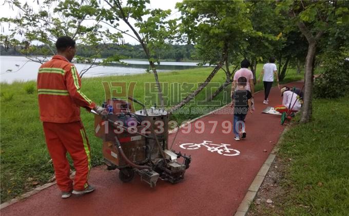 湖光岩绿道划线施工