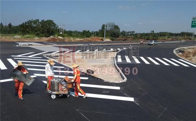 徐闻进港公路热熔划线施工