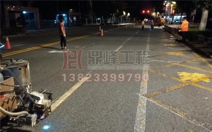 槛核镇南路热熔标线翻新施工