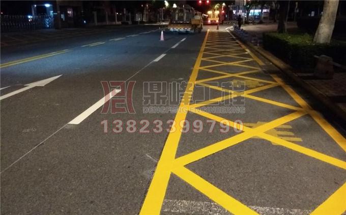 槛核镇南路热熔标线翻新施工