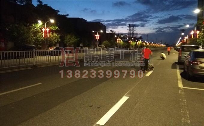 槛核镇南路热熔标线翻新施工