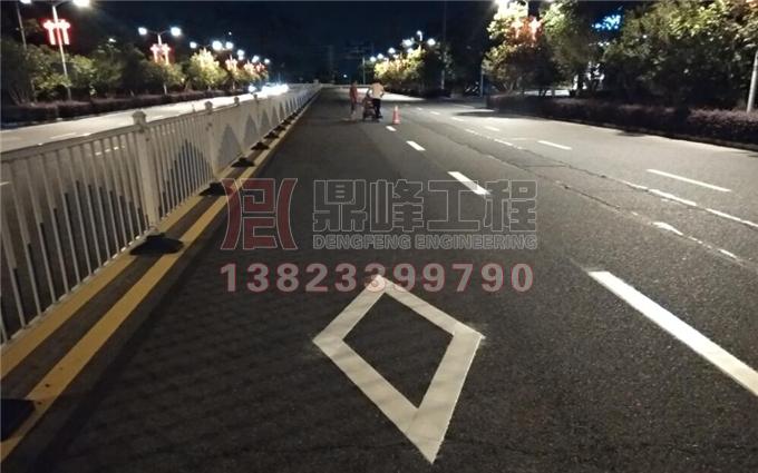 槛核镇南路热熔标线翻新施工