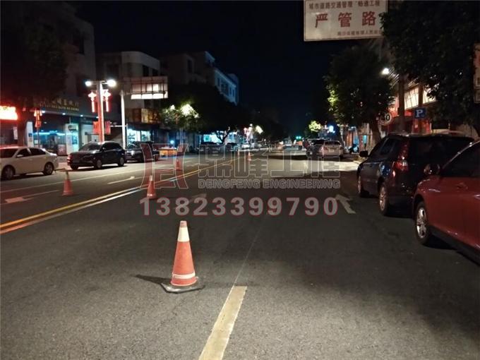槛核镇南路热熔标线翻新施工