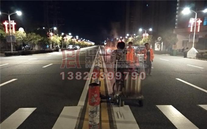 槛核镇南路热熔标线翻新施工