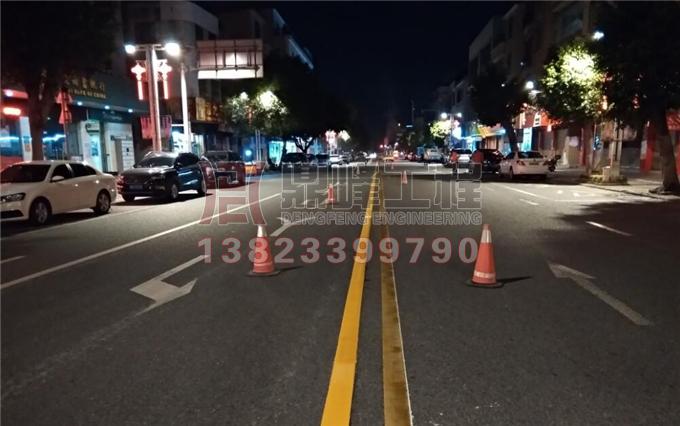 槛核镇南路热熔标线翻新施工