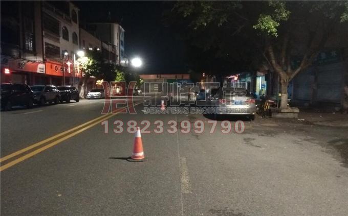 槛核镇南路热熔标线翻新施工