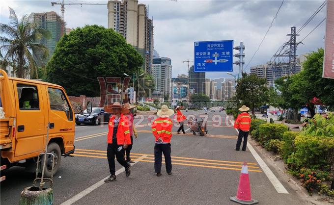 徐闻一中路口减速标线施工