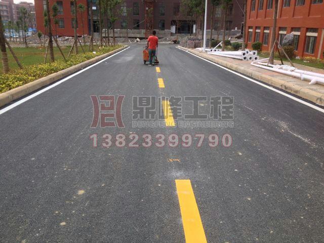 道路中间双向分隔单黄线