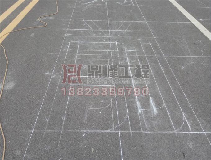 前方路口减速慢行中文字标识热熔划线