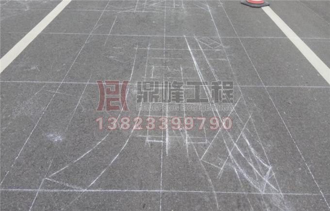 前方路口减速慢行中文字标识热熔划线